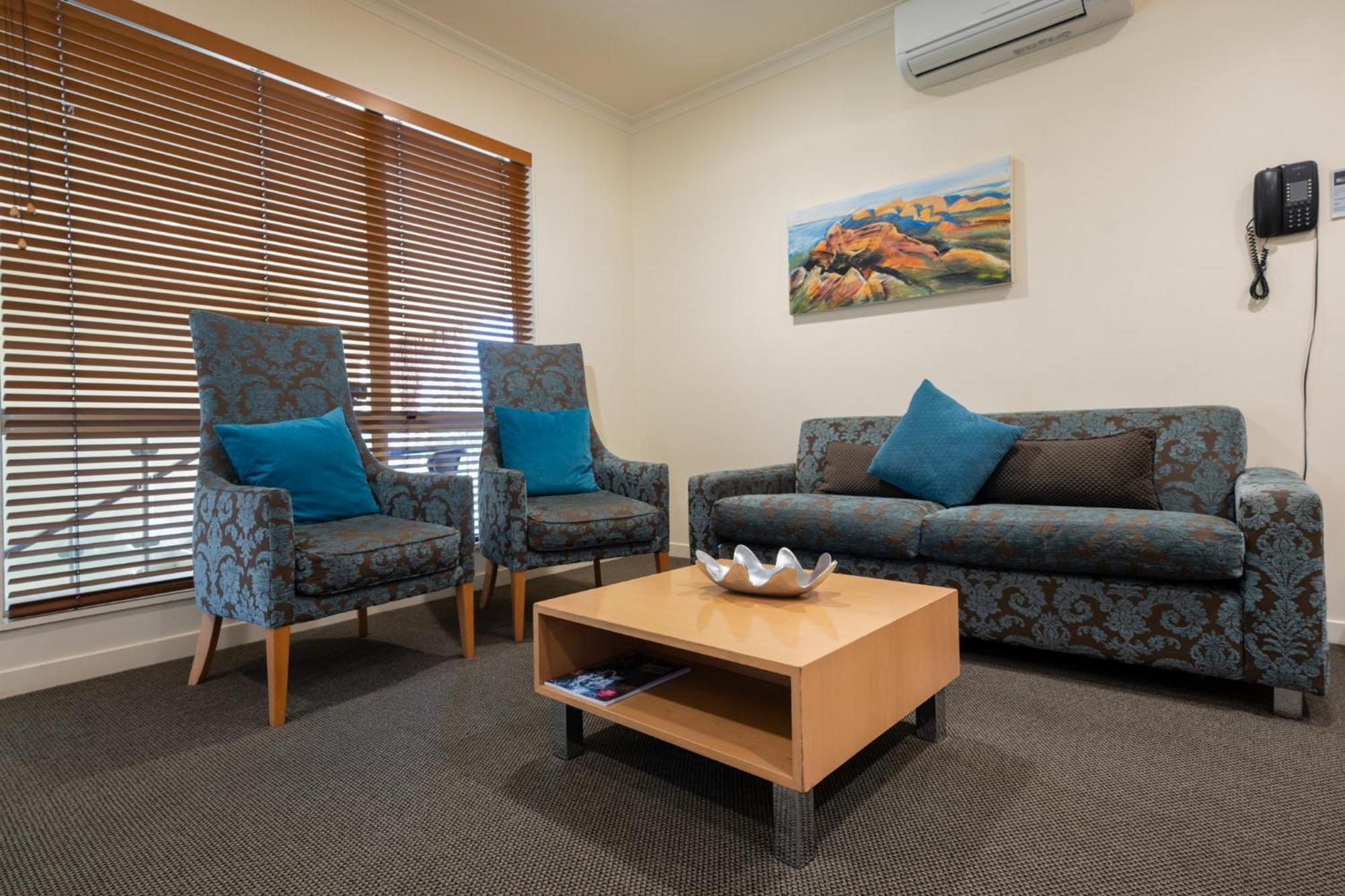 Regal Palms Resort Rotorua Exteriér fotografie A living room in a typical apartment